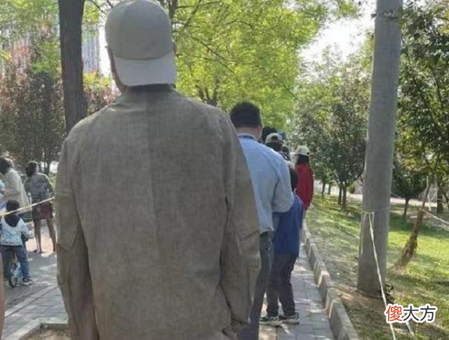 【时尚一点】51岁于和伟罕见被偶遇！做核酸打扮得像走秀，反戴鸭舌帽帅过小鲜肉