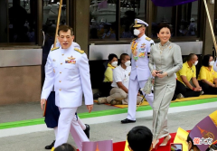 【就爱时尚】苏提达王后发髻高耸，气势非凡，没有了诗妮娜，终成全场焦点