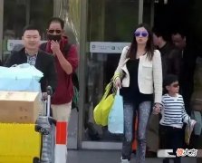 【就爱时尚】王志文穿拉链卫衣长裤，是个潮爷爷，娇妻牵儿子跟在身后像保姆！