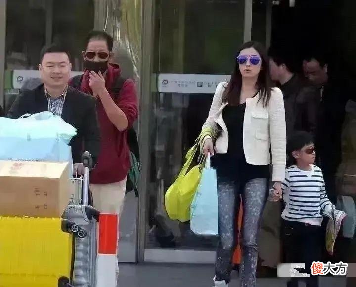 【就爱时尚】王志文穿拉链卫衣长裤，是个潮爷爷，娇妻牵儿子跟在身后像保姆！