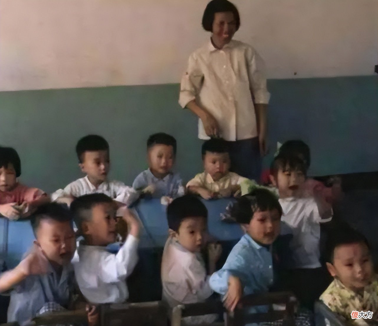 网友晒70年代托儿所老照片,家长工作生娃两不误,怀念那时的轻松