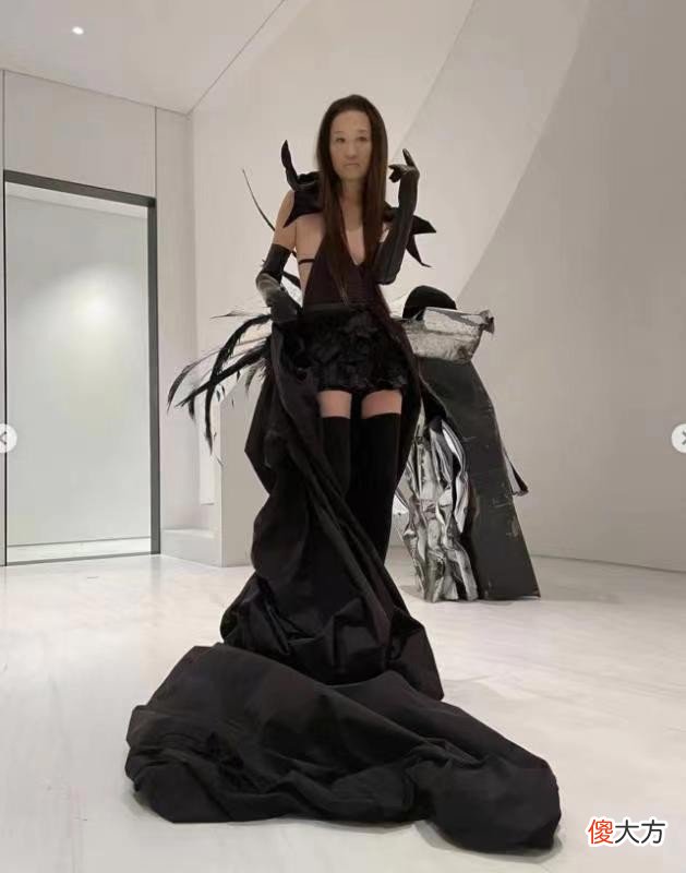 【就爱时尚】72岁王薇薇没了精修现“原型”！穿丝绒礼服走红毯，眼袋比眼睛大
