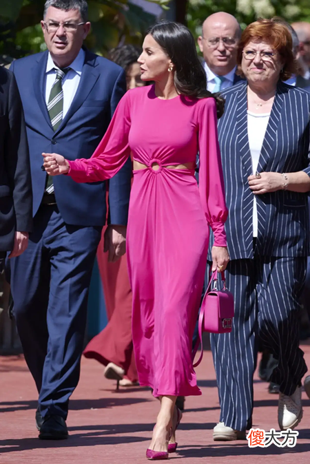 【就爱时尚】西班牙王后莱蒂齐亚坐镇红十字会，穿镂空裙秀身材，不愧是王的女人