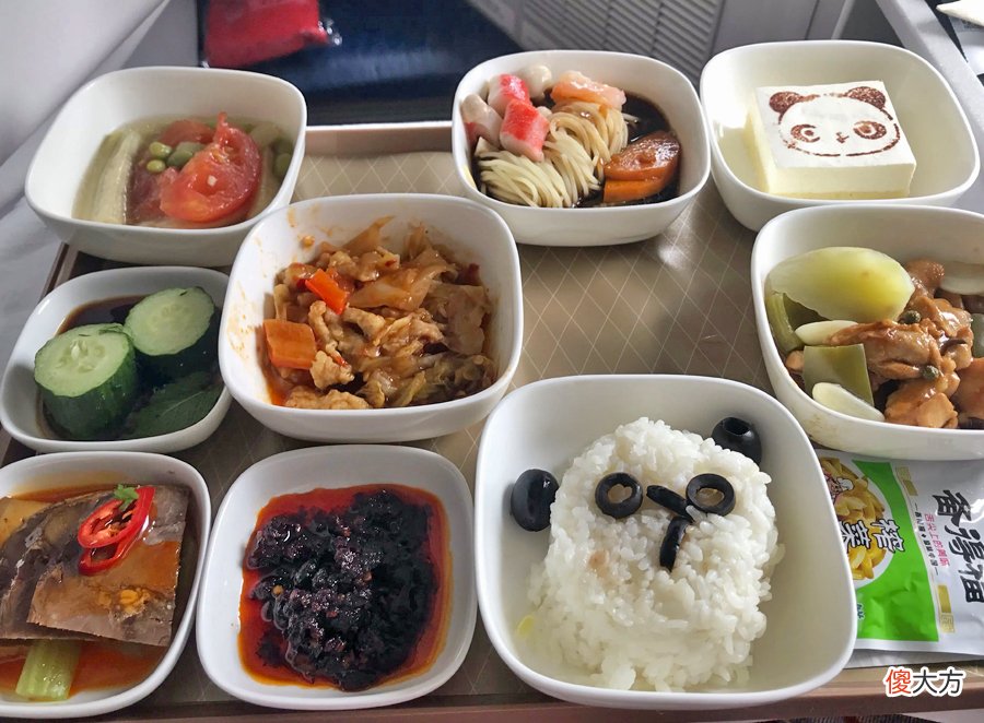 看完美国的飞机餐 美航飞机餐