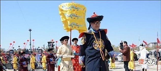 【爱历史】自称乾隆七世孙，身穿龙袍、手戴“帝王板指”，召集百官公开祭祖