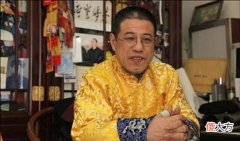 【爱历史】自称乾隆七世孙，身穿龙袍、手戴“帝王板指”，召集百官公开祭祖