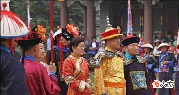 【爱历史】自称乾隆七世孙，身穿龙袍、手戴“帝王板指”，召集百官公开祭祖