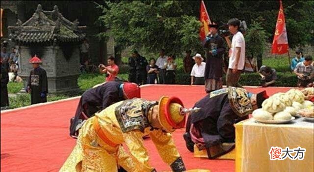 【爱历史】自称乾隆七世孙，身穿龙袍、手戴“帝王板指”，召集百官公开祭祖