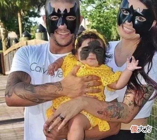 女孩出生后满脸胎记，被称蝙蝠女婴，7次手术后终化茧成蝶