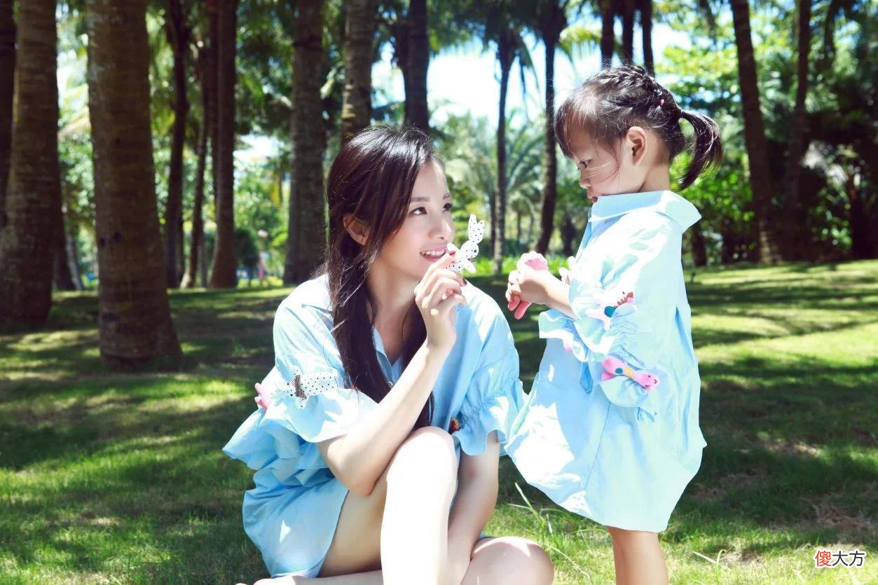 女孩出生后满脸胎记，被称蝙蝠女婴，7次手术后终化茧成蝶