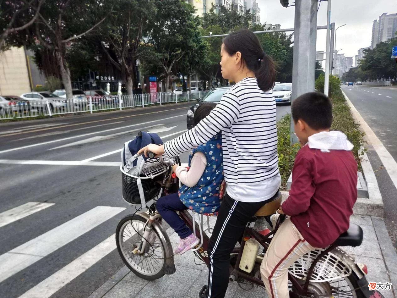 女孩出生后满脸胎记，被称蝙蝠女婴，7次手术后终化茧成蝶