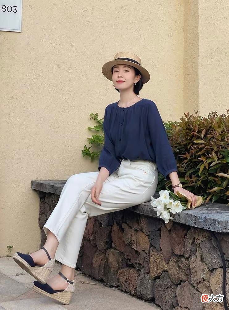 【时尚一点】四五十岁女人裤子别太长,现在流行3种“露踝裤”,时髦还显高