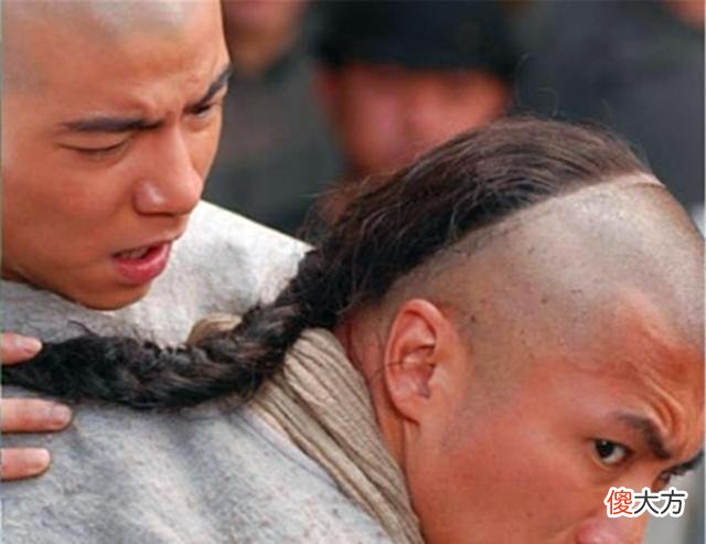【爱历史】日本武士背上为何有一个大包袱？其作用让人起“鸡皮疙瘩”