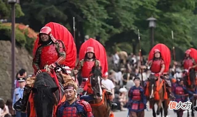 【爱历史】日本武士背上为何有一个大包袱？其作用让人起“鸡皮疙瘩”