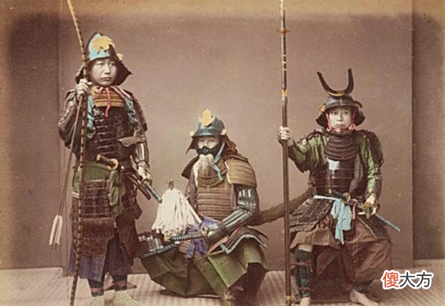 【爱历史】日本武士背上为何有一个大包袱？其作用让人起“鸡皮疙瘩”
