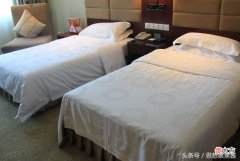 酒店单人床放两个枕头是什么操作 酒店两个枕头怎么用
