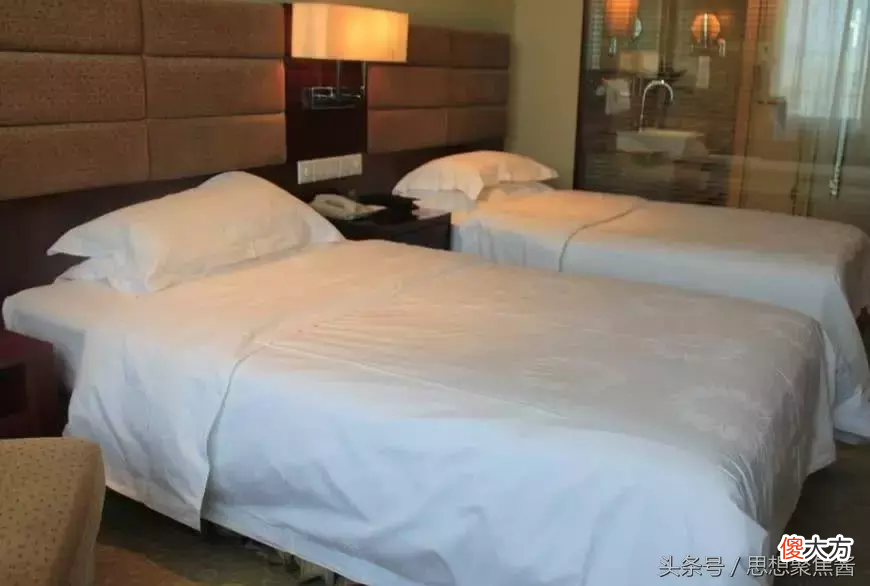 酒店单人床放两个枕头是什么操作 酒店两个枕头怎么用