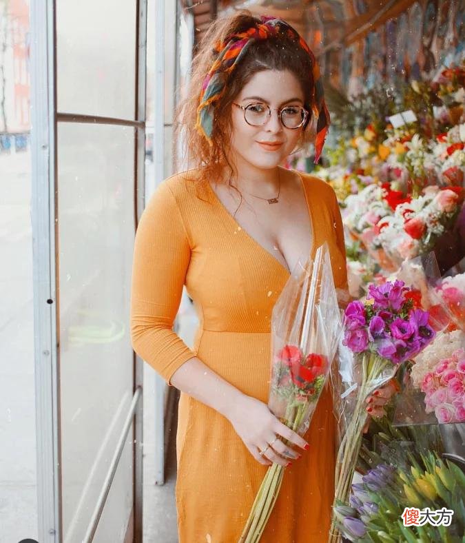 【时尚一点】胖女孩衣橱只能有深色系?时尚博主Noelle Downing肉感女生穿搭技巧