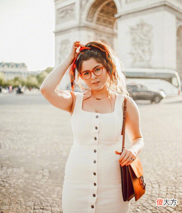 【就爱时尚】胖女孩衣橱只能有深色系？时尚博主Noelle Downing肉感女生穿搭技巧