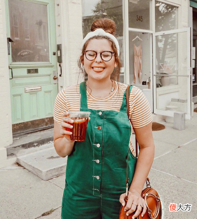 【就爱时尚】胖女孩衣橱只能有深色系？时尚博主Noelle Downing肉感女生穿搭技巧