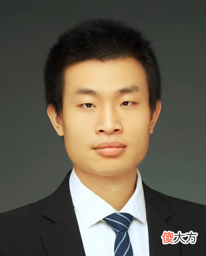 韦神采访视频意外暴露父母面目，网友：超越父母智商遗传父亲长相