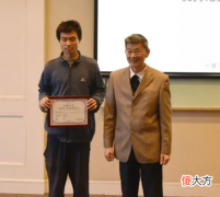 韦神采访视频意外暴露父母面目，网友：超越父母智商遗传父亲长相