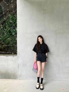 【就爱时尚】白鹿all black穿搭，黑色衬衫配牛仔短裤，尽显甜酷摩登格调