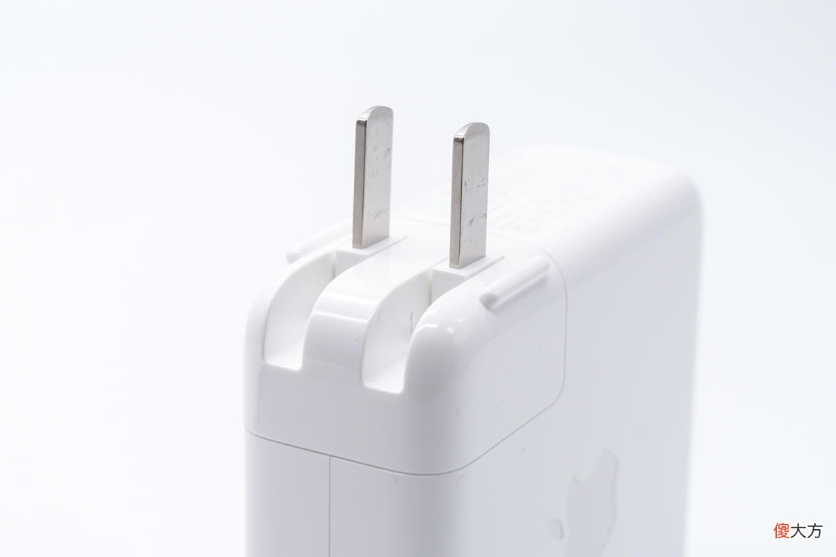 除了140W氮化镓充电器外还有一款，苹果67W PD充电器开箱测评