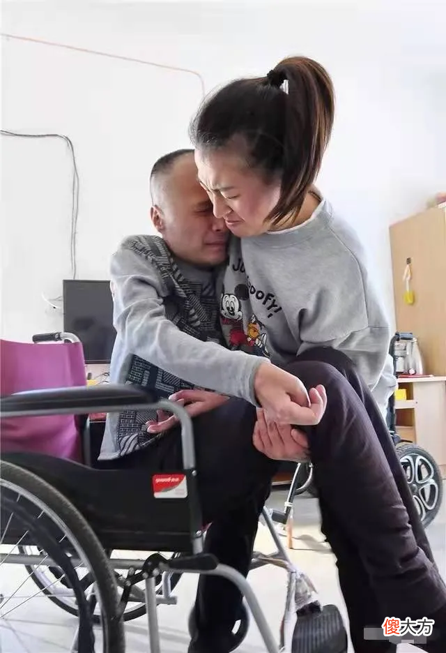 与瘫痪父亲相依为命 照顾瘫痪父亲