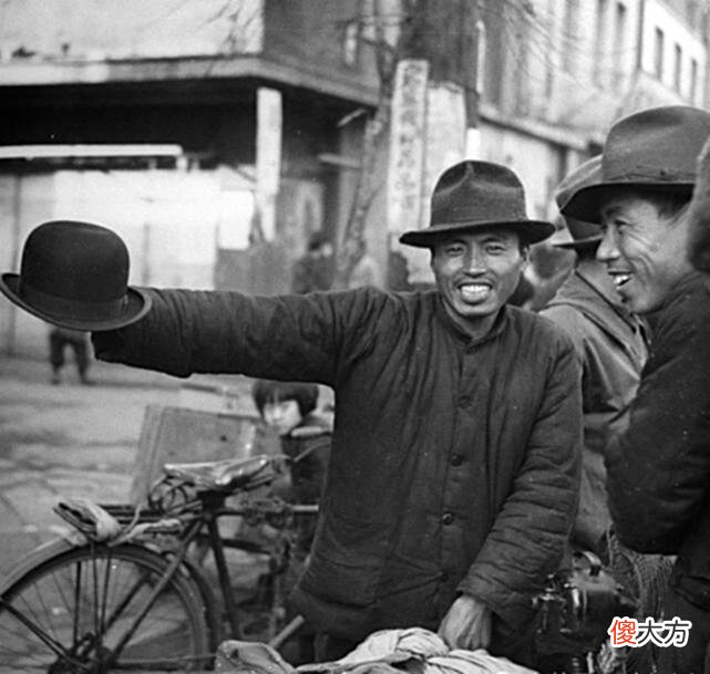 【历史故事】1946年辽宁沈阳旧照，苏联军官在撤离前在中心广场留影