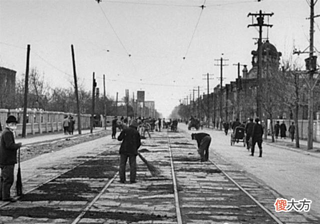 【历史故事】1946年辽宁沈阳旧照，苏联军官在撤离前在中心广场留影