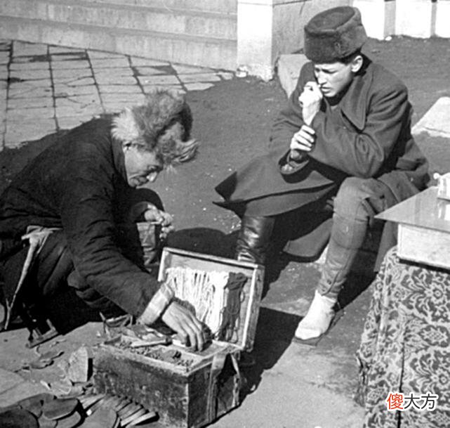 【历史故事】1946年辽宁沈阳旧照，苏联军官在撤离前在中心广场留影