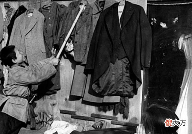 【历史故事】1946年辽宁沈阳旧照，苏联军官在撤离前在中心广场留影