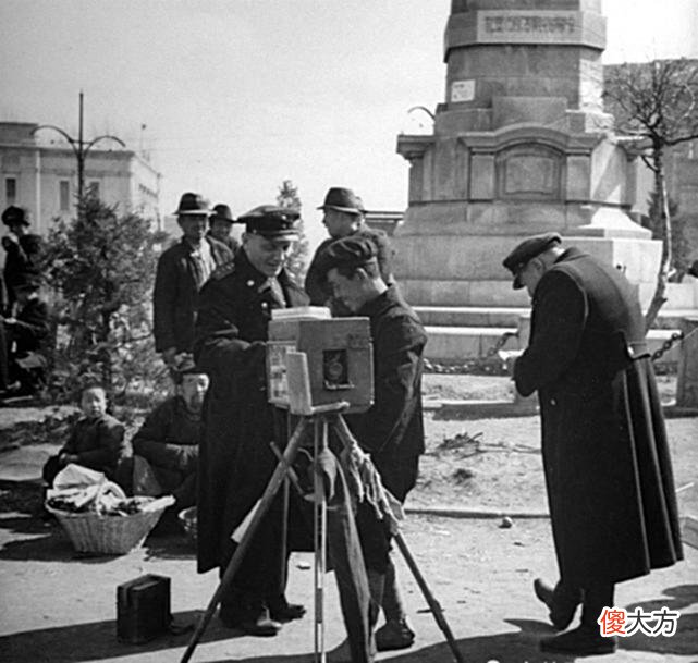 【历史故事】1946年辽宁沈阳旧照，苏联军官在撤离前在中心广场留影