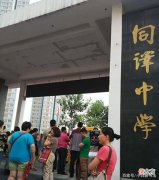 【历史故事】没曾想张学良题写的“同泽中学”四字真大气，稳重安静，从容淡定