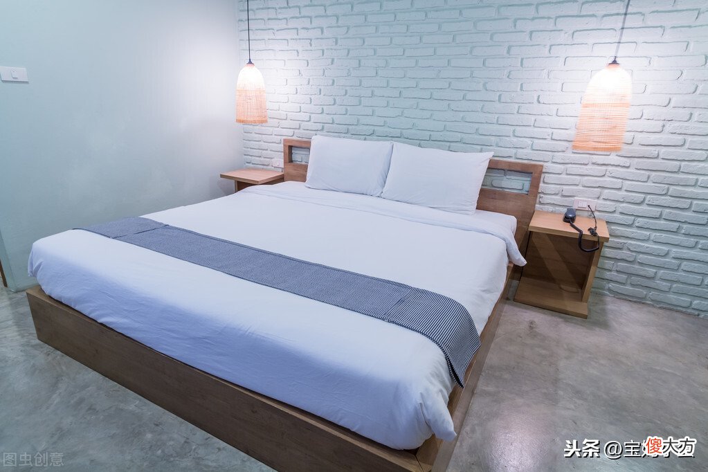 你知道酒店床上都放一条长布条是干什么的吗 酒店床上有一个长布条是干什么用的