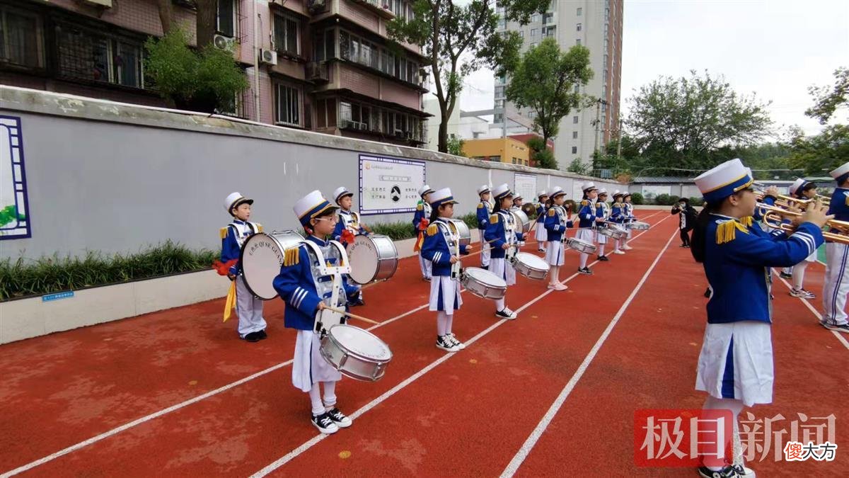 武汉这所小学的升旗仪式上 升旗仪式 小学