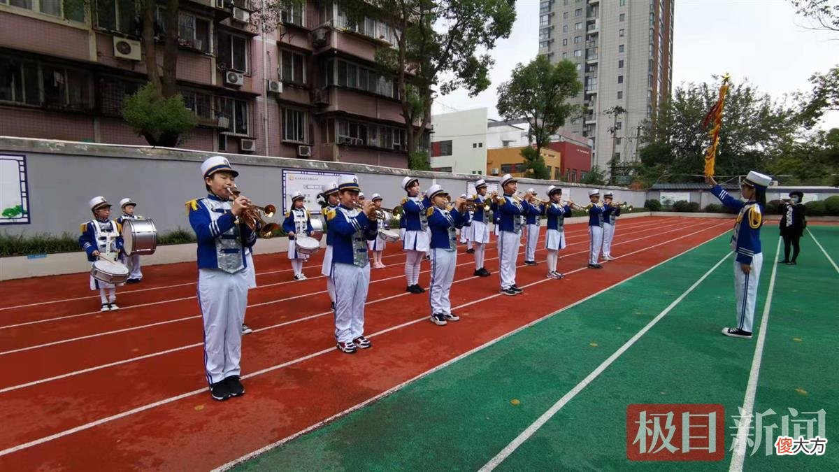 武汉这所小学的升旗仪式上 升旗仪式 小学