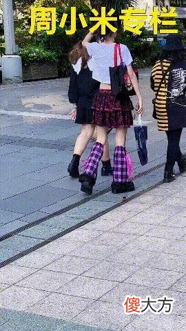 【就爱时尚】江苏：女子套2裤腿逛街，被路人大妈斜眼观看，“这叫时尚？”