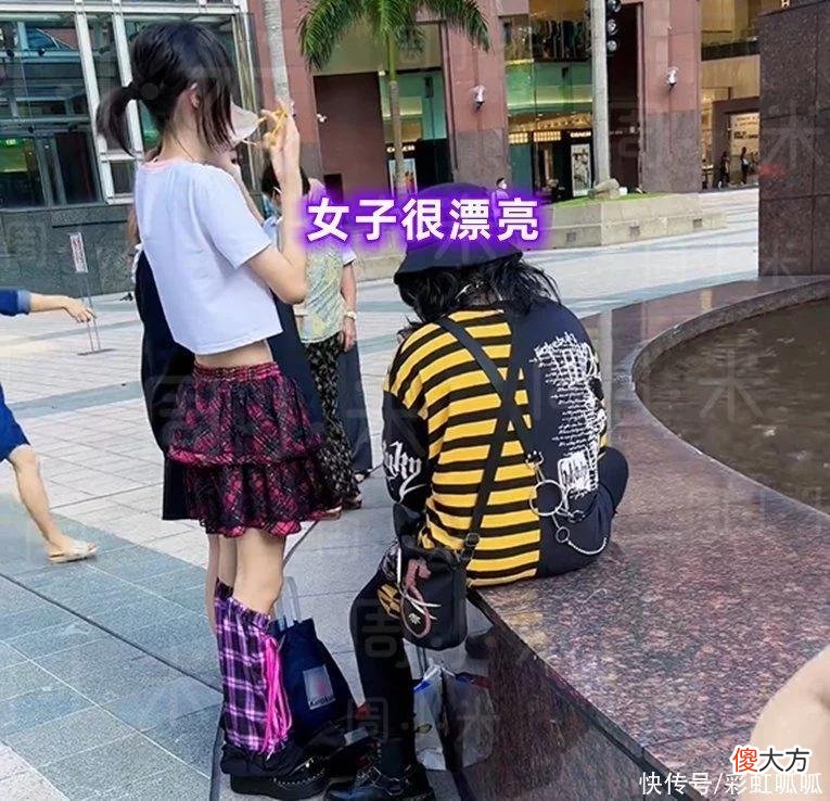 【就爱时尚】江苏：女子套2裤腿逛街，被路人大妈斜眼观看，“这叫时尚？”