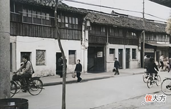【历史故事】老照片：上世纪80年代的浙江嘉兴，解放路、正春和布店、陡门大桥