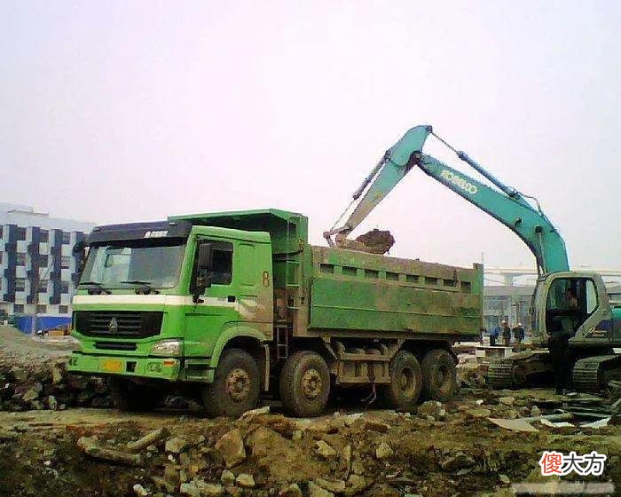 挖掘机装车与上 挖掘机上装车与平装车