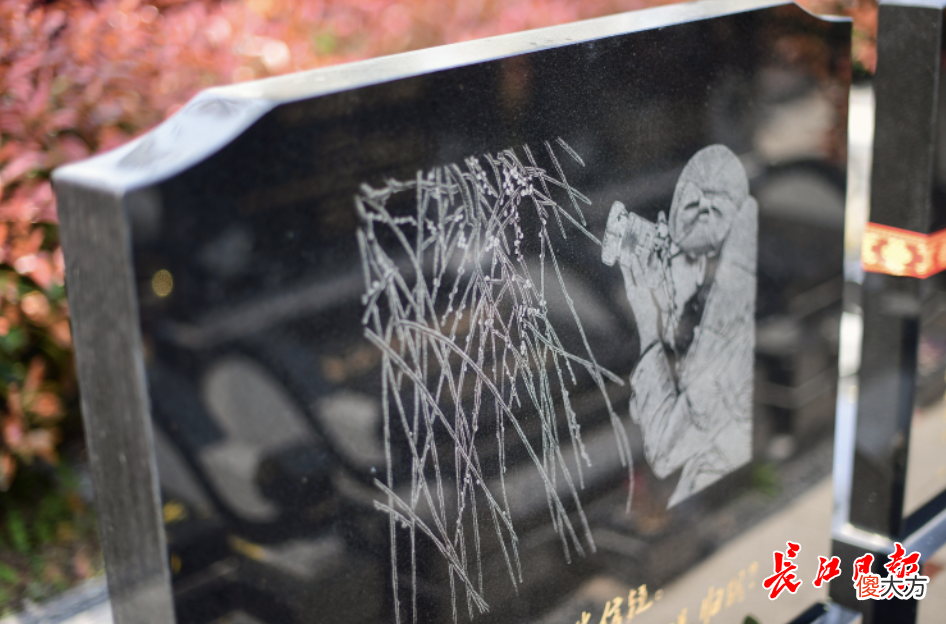 在有限的墓碑上刻下无限的故事 墓碑上刻永垂不朽