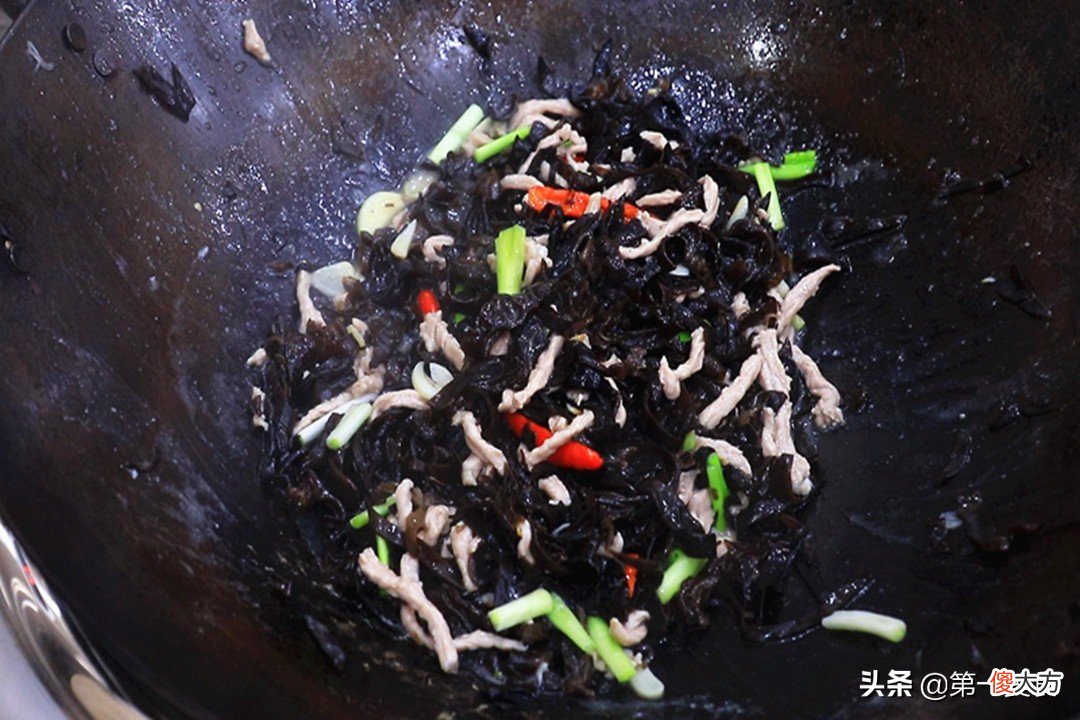 木耳扔掉也不能隔夜吃 木耳是不能吃隔夜的吗
