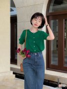 【时尚一点】40岁的女人怎么穿才能更精致洋气？针织衫搭配半身裙，温柔又优雅