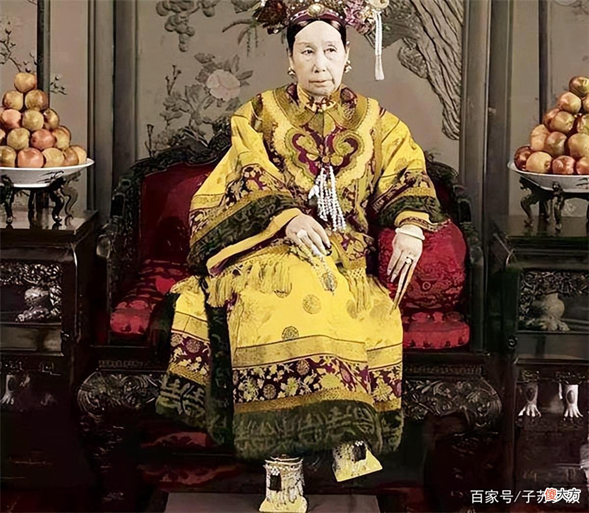【爱历史】清朝的“老照片”，地主每顿吃2个菜，一出门就会被乞丐围堵索要