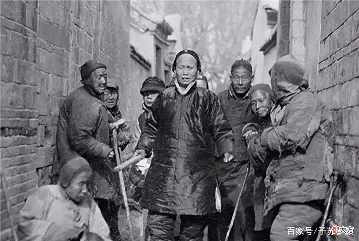 【爱历史】清朝的“老照片”，地主每顿吃2个菜，一出门就会被乞丐围堵索要