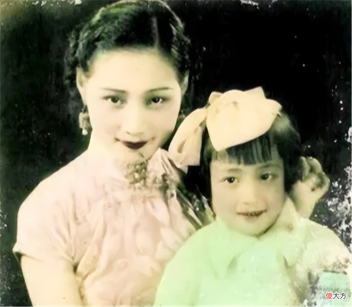 【爱历史】她不顾世俗非议，执意要嫁75岁丈夫，新婚夜却崩溃大哭，扬言分房睡