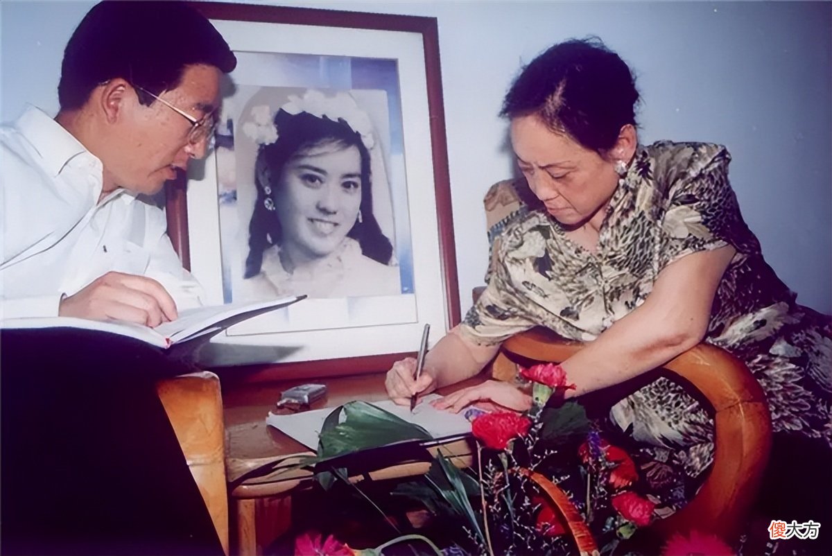 【爱历史】她不顾世俗非议，执意要嫁75岁丈夫，新婚夜却崩溃大哭，扬言分房睡