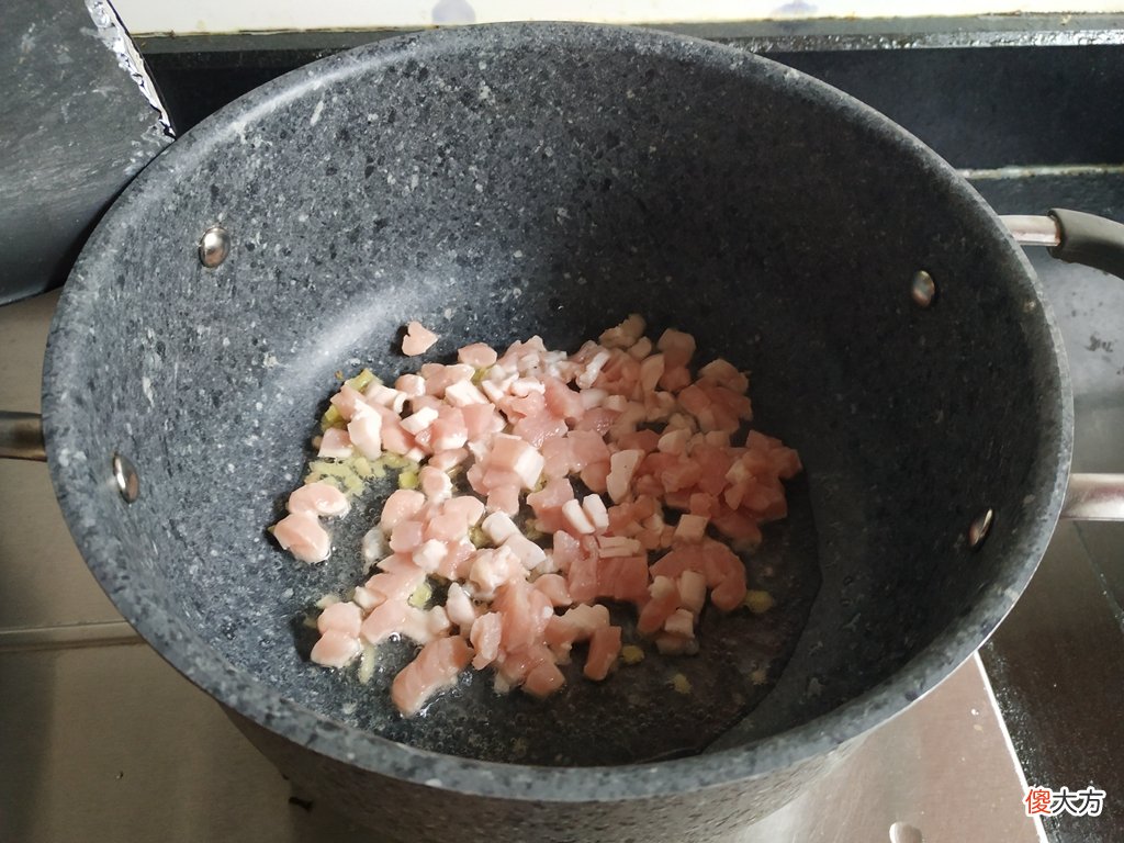 加些瘦肉与皮蛋煮锅粥 用锅煮皮蛋瘦肉粥